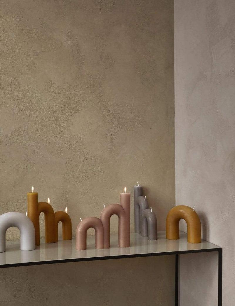 BROSTE COPENHAGEN Kerze BEND in Beige, 16,5 x 14,5 cm im Angebot