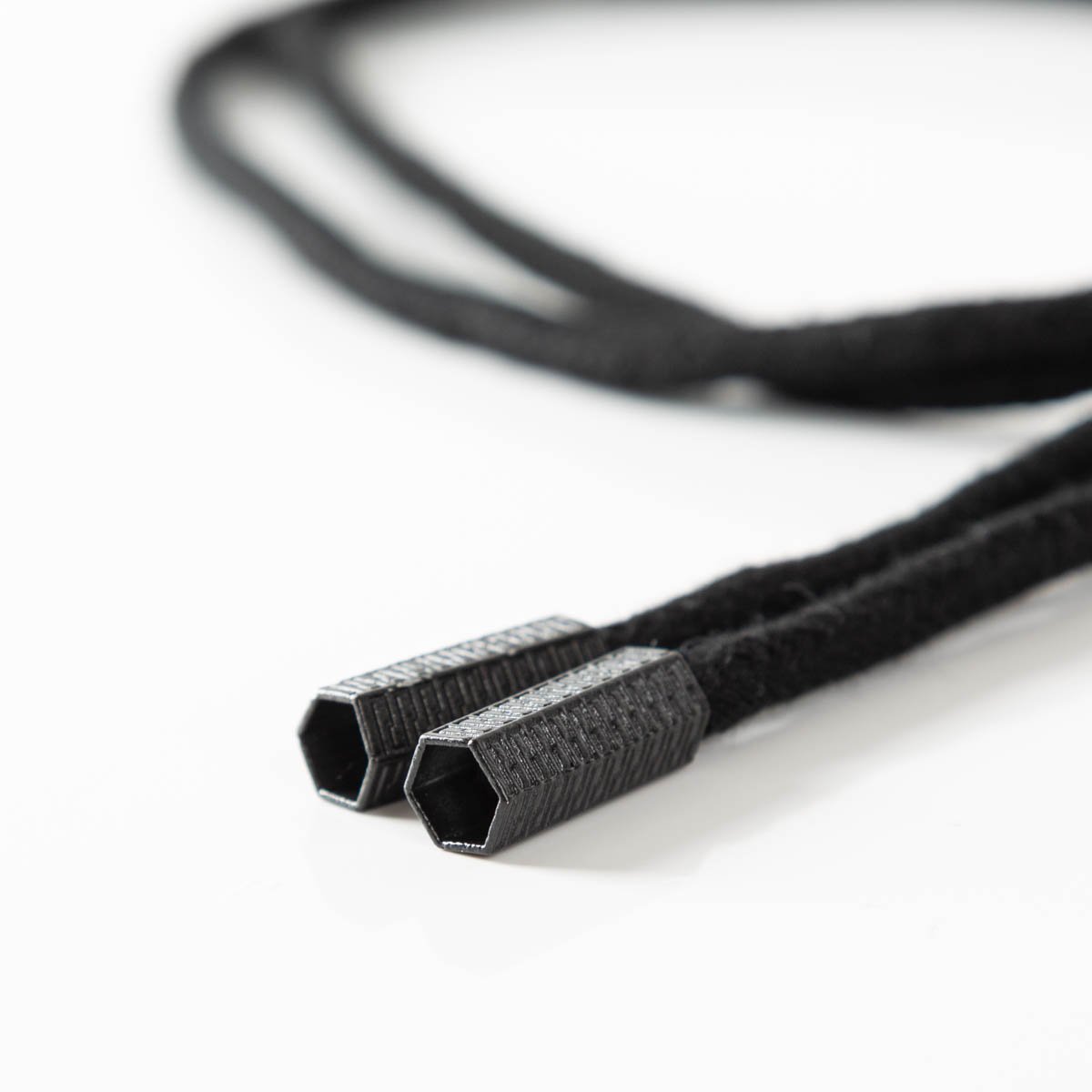 Schöner Leben Kordel BW für Hoodie uni schwarz mit schwarzen Endstücken aus Metall 125cm lang