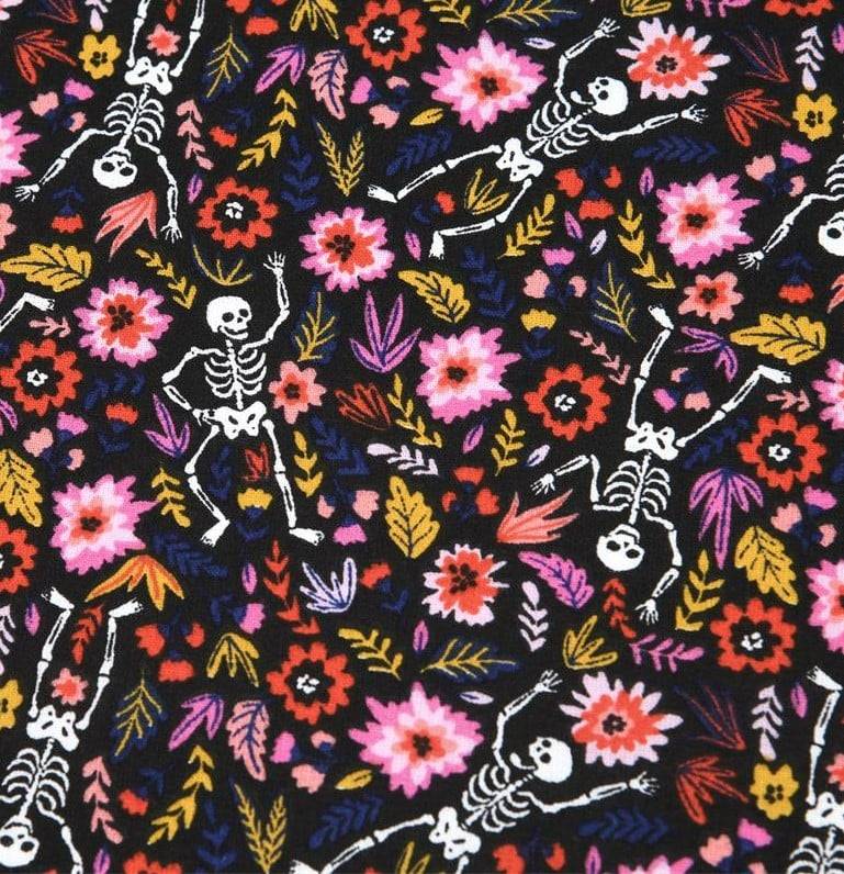 Schöner Leben Baumwollstoff Skelette Blumen schwarz bunt 1,40m Breite im Angebot