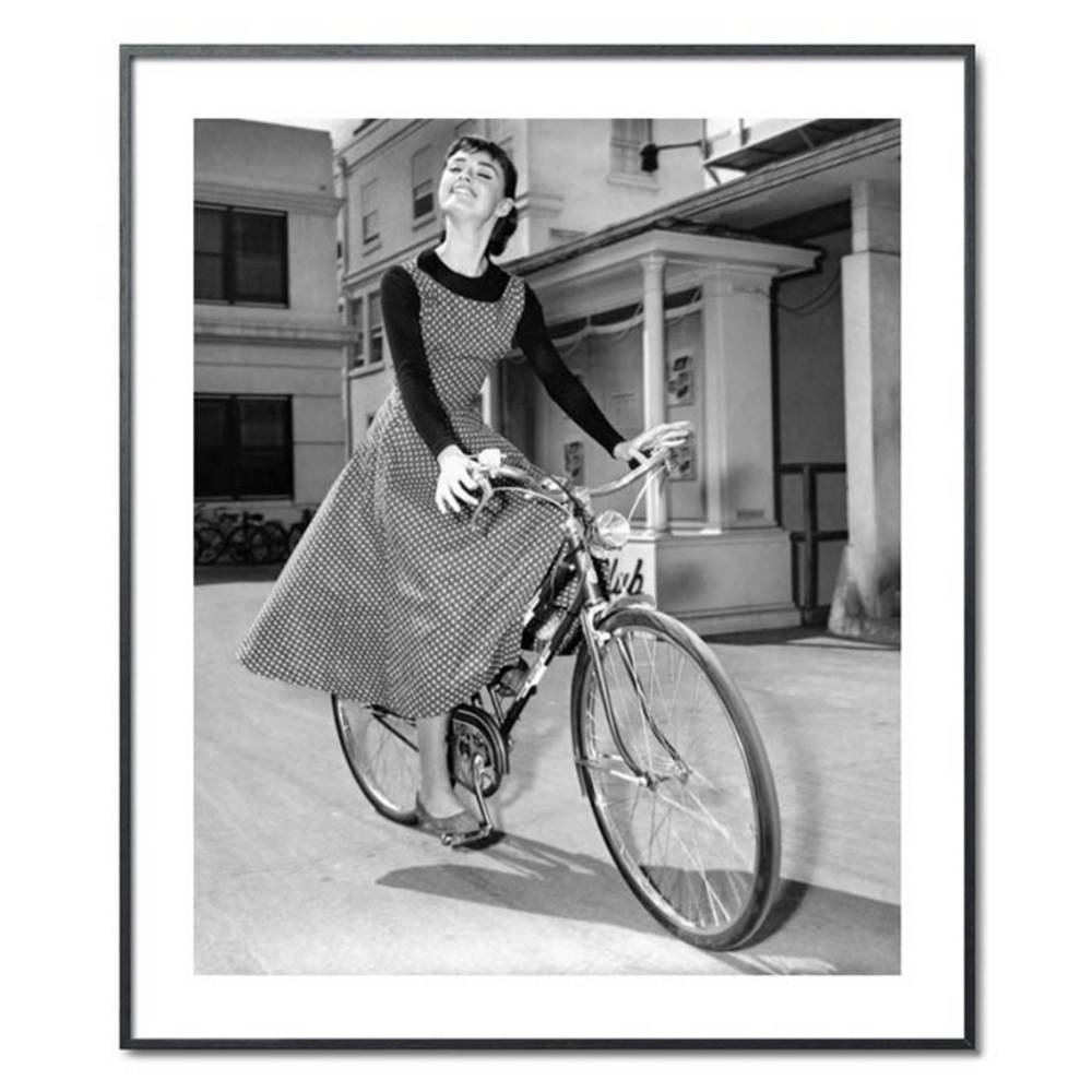 Schöner Wohnen Kollektion Gerahmter Kunstdruck 'Audrey Hepburn on set of film Sabrina'