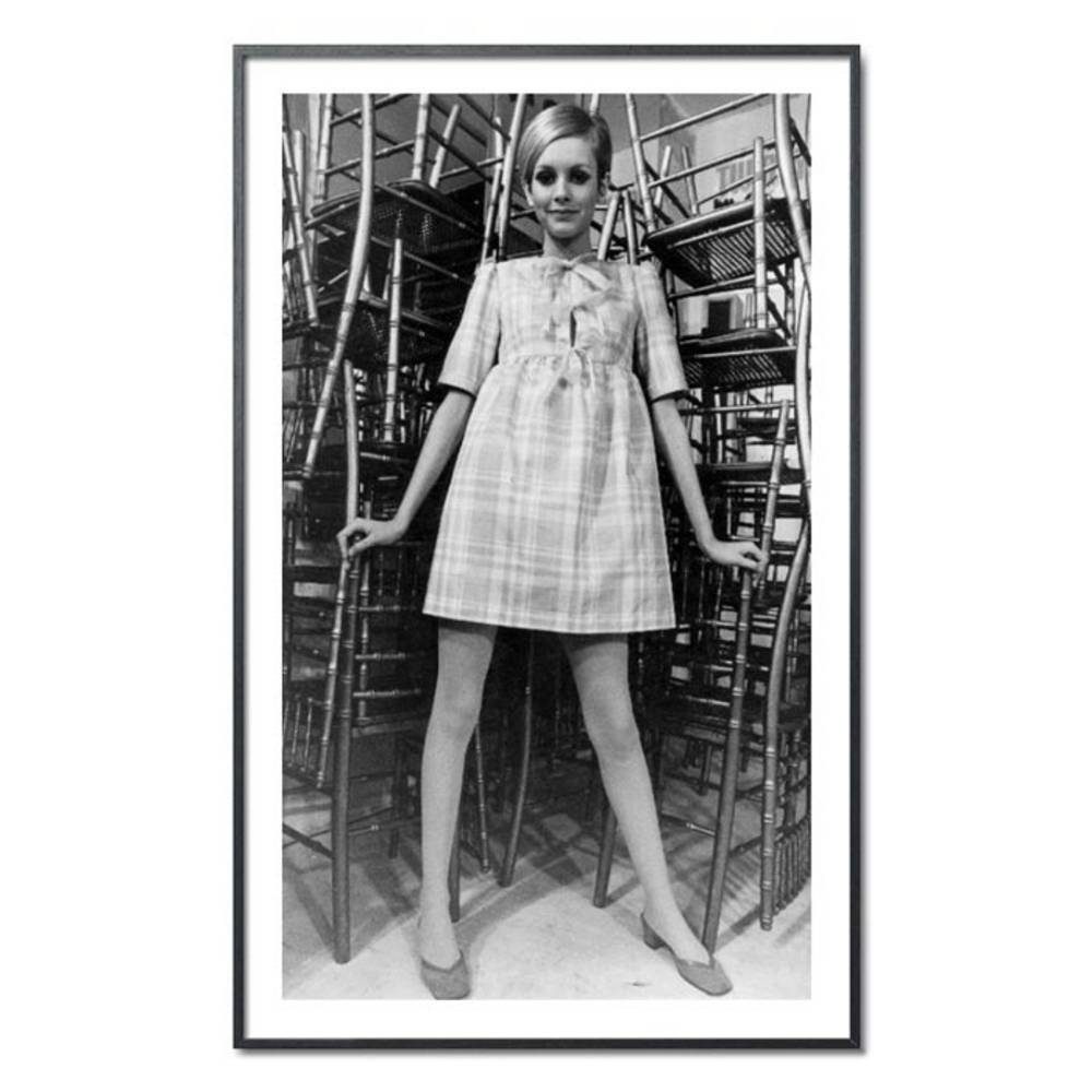Schöner Wohnen Kollektion Gerahmter Kunstdruck 'Twiggy wearing dolly dress with pink ribbons'